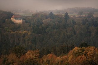 Burg Wäscherschloss im Herbstwald