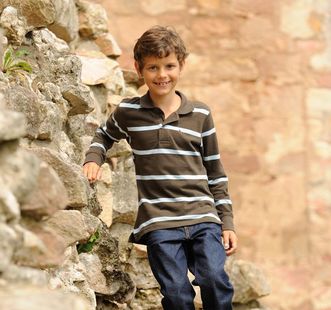 Junge an einer Burgmauer