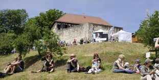 Besucher am Berg der Burg Wäscherschloss