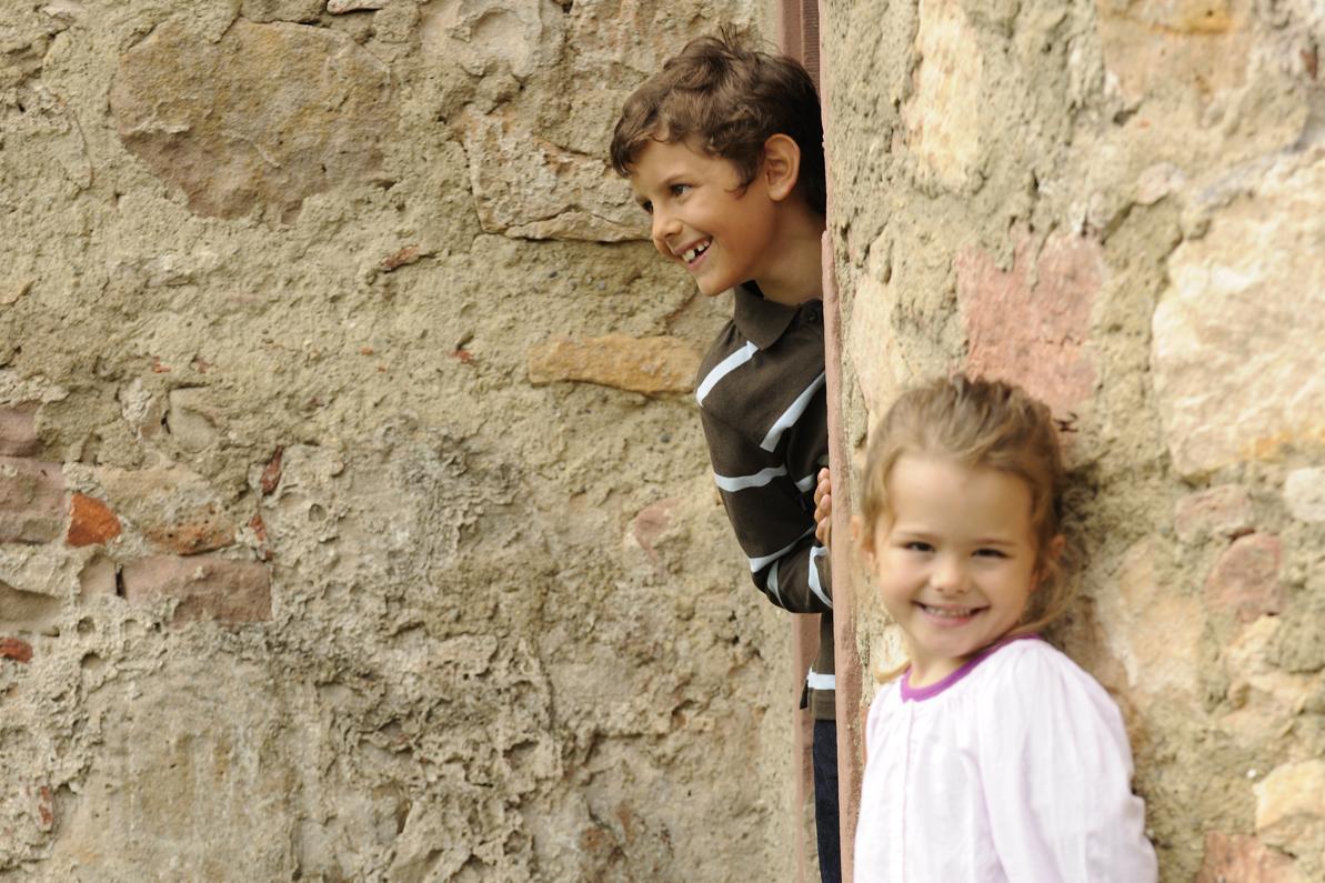 Kinder an einer Mauer auf dem Alten Schloss Hohenbaden