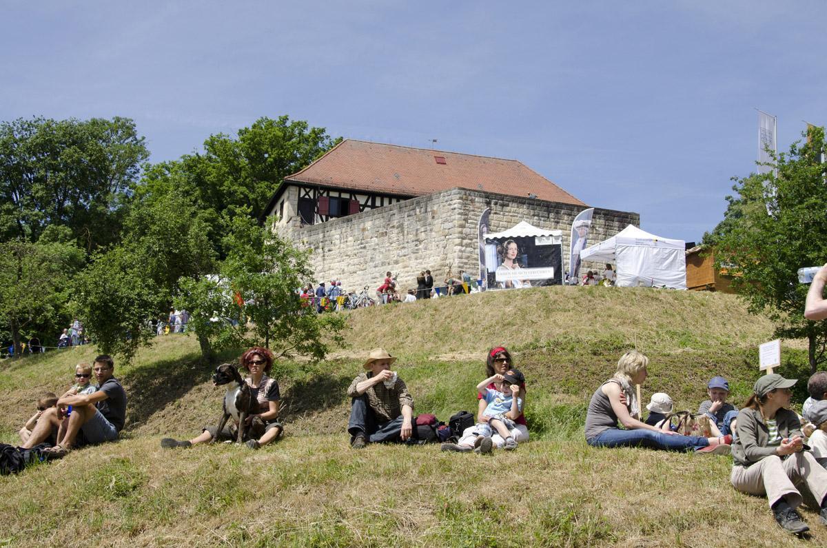 Besucher am Berg der Burg Wäscherschloss