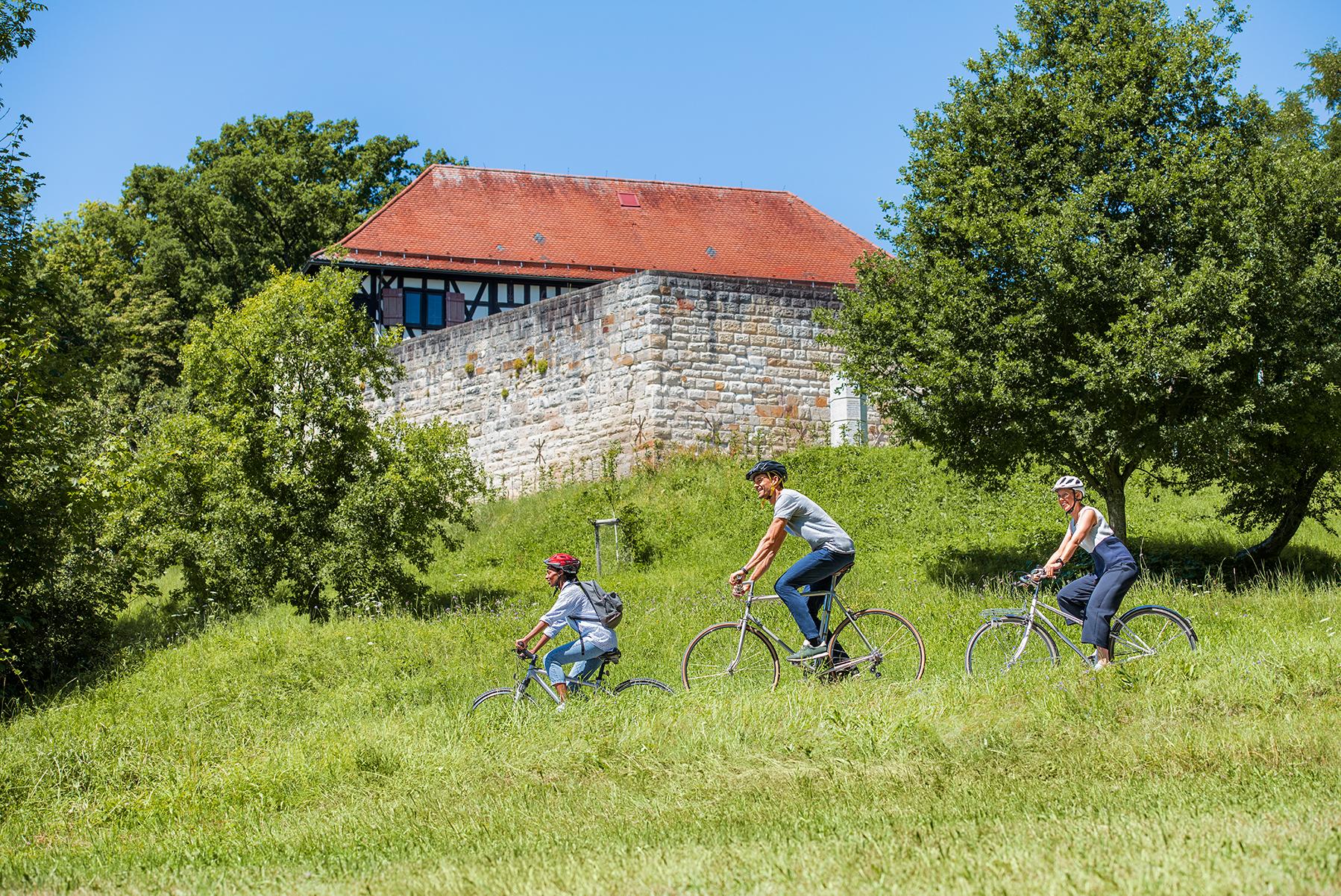 Burg Wäscherschloss, Radfahrer vor der Burg 