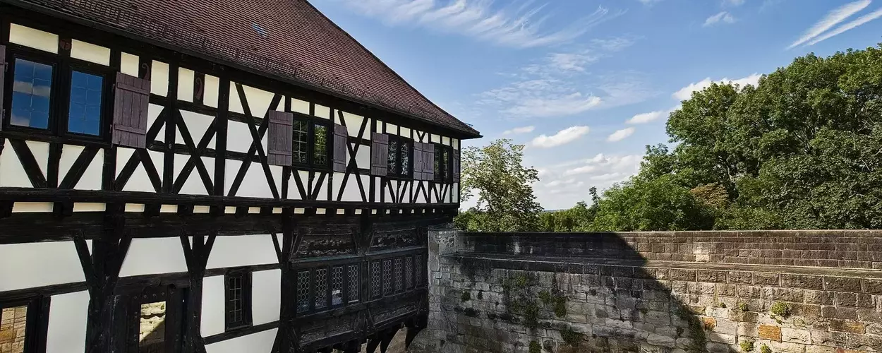 Burg Wäscherschloss, Außenmauer und Fachwerk