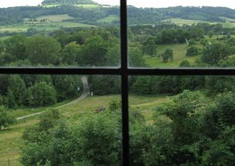 Burg Wäscherschloss, Blick durch ein Fenster zum Hohenstaufen