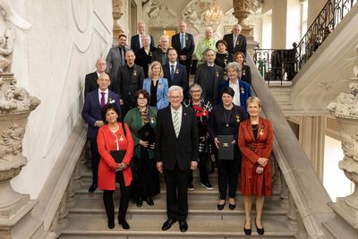 Gruppenbild der Landesordensträger 2022 mit Ministerpräsident Winfried Kretschmann