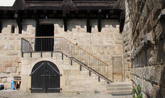 Burg Wäscherschloss, Innenhof mit Treppe