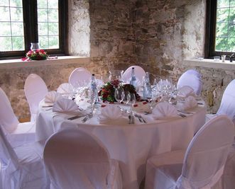 Festlich gedeckter Tisch in der Burg