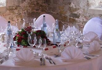 Festlich gedeckter Tisch in der Burg
