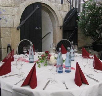 Eingedeckter Tisch im Innenhof