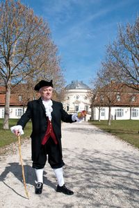 „Caspar Schiller“ führt bei der Führung „Der Apfel fällt doch weit vom Stamm“ durchs Schloss.