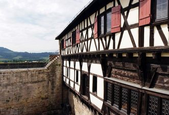 Burg Wäscherschloss, Aussicht über die Mauerkrone auf den Hohenstaufen