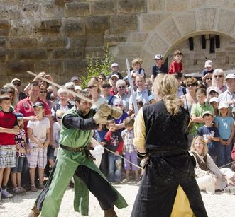 Besucher und Darsteller auf Burg Wäscherschloss