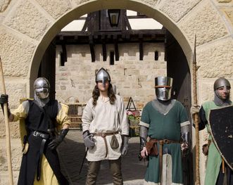 Kostümierte Besucher der Burg Wäscherschloss