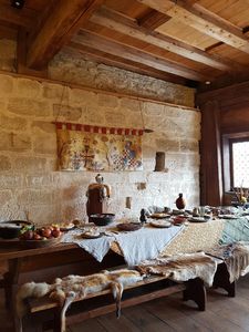 Burg Wäscherschloss, Innenansicht gedeckte Tafel im Kaminzimmer 