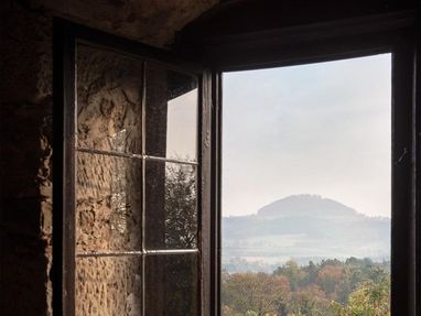 Burg Wäscherschloss, vom Fenster aus sieht man den Berg Hohenstaufen