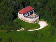 Burg Wäscherschloss, Wiesenflaeche