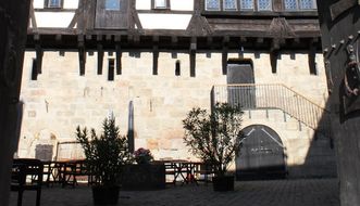 Burg Wäscherschloss, Blick durch den Torbogen auf den Palas