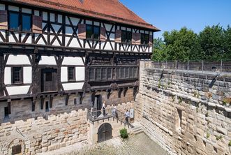 Burg Wäscherschloss, Gäste betreten die Burg