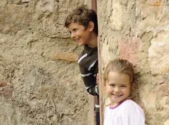 Kinder an einer Mauer auf der Burg Wäscherschloss
