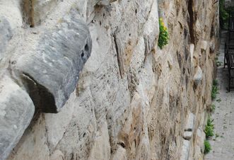 Detailansicht einer Mauer von Burg Wäscherschloss mit Buckelquadern