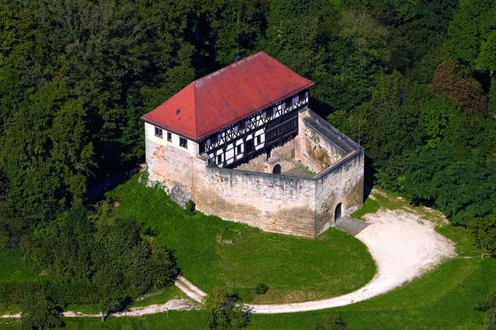 Luftaufnahme der Burg Wäscherschloss